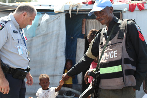 Raymond Lamarre, porte-parole de la police de l’ONU et l’un de ses officiers tentent à chaque patrouille de tisser des liens de confiance avec les communautés déplacées.