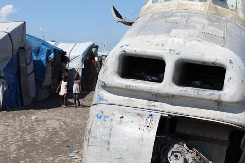 Le camp étant un ancien aérodrome, les déplacés vivent au milieu de carcasses d'aéronefs dans des conditions sanitaires précaires.