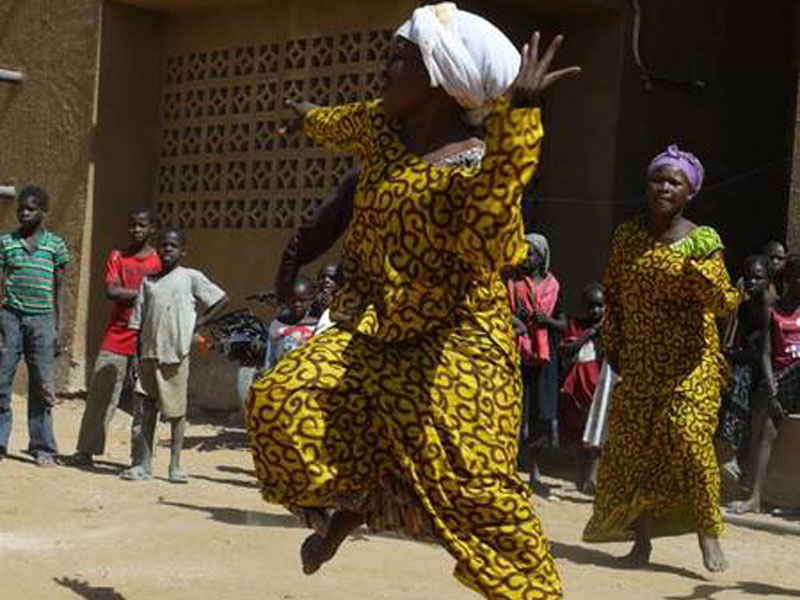 Women dancing next to the site, in Mali. UN Photo/Thierry Joffroy