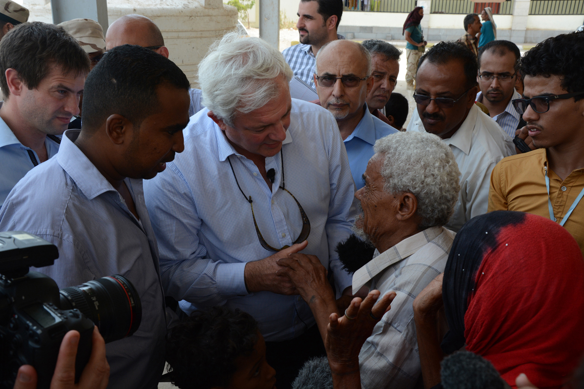 On an August 2015 visit to Yemen, Mr. O’Brien talks with an elderly man who said his home was burnt to the ground during fighting. Photo: OCHA