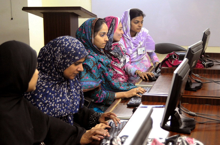 Students of Computer Sciences at Khowaja Institute of Information Technology (KIIT) in Hyderabad, Pakistan learn computing skills. Photo: Visual News Associates/World Bank