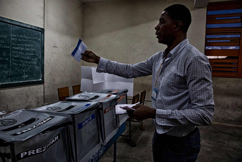 Voting in Port-au-Prince, Haiti, during the election on 25 October 2015. Photo: MINUSTAH/Igor Rugwiza