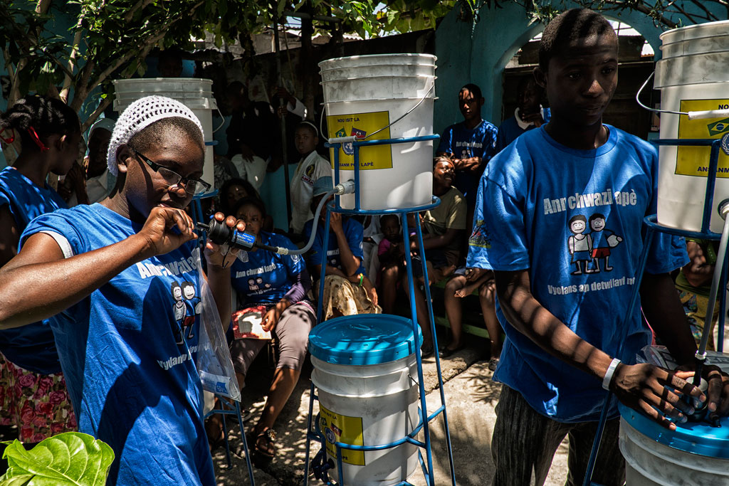 As part of joint efforts between the UN and the Government of Haiti to fight cholera, water filter systems are distributed in Cité Soleil, Port au Prince. Photo: UN/MINUSTAH/Logan Abassi