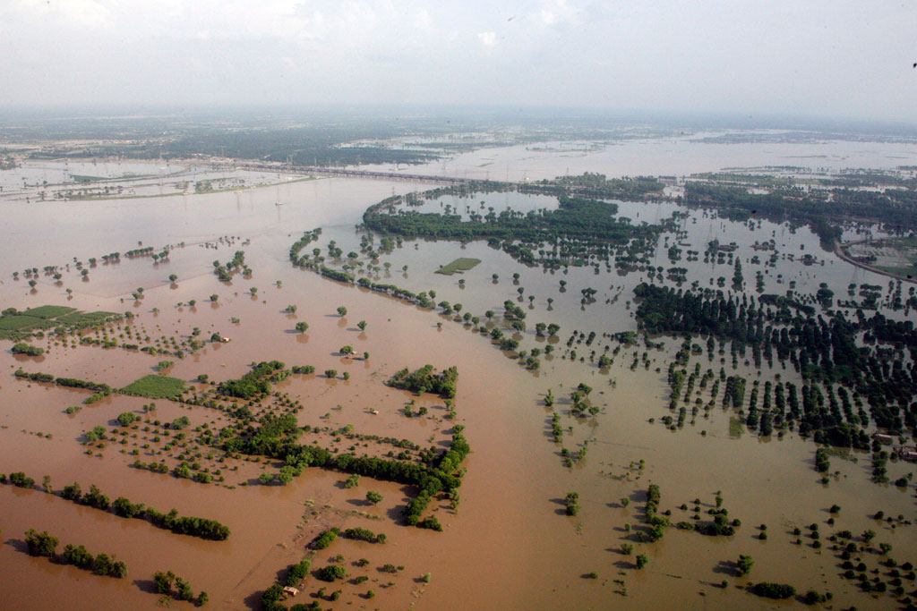 A view of heavy flooding caused by monsoon rains near the city of Multan, in Pakistan’s Punjab Province, in August 2010. UN Photo/Evan Schneider