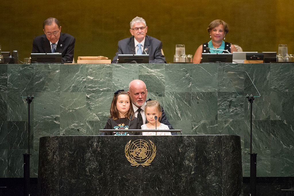 Peter Thomson flanked by his granddaughters Grace (left) and Mirabel), addresses the Assembly before taking the oath of office. UN Photo/Rick Bajornas