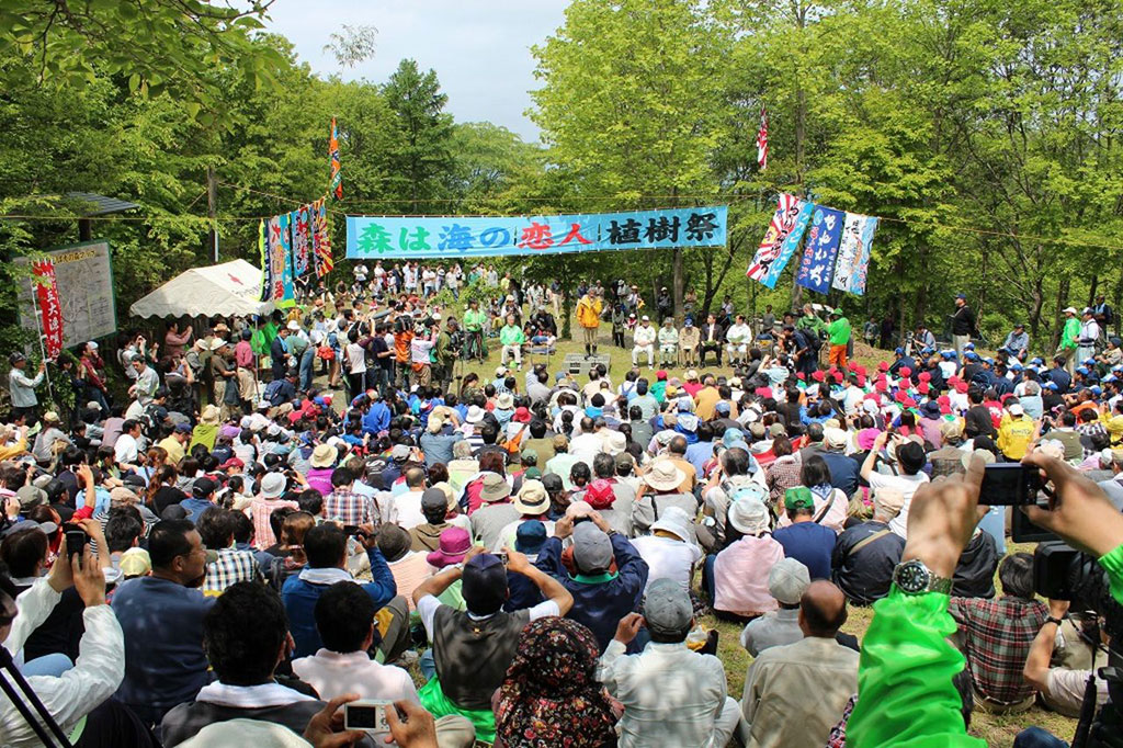Shigeatsu Hatakeyama habla a los participantes de un festival de reforestación. Foto: Mori wa Umi no Koibit