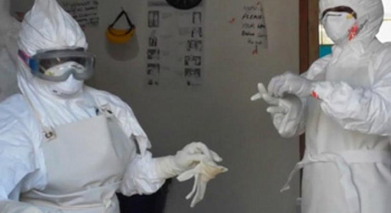 Health workers wearing Personal Protection Equipment (PPE) while treating patients with Ebola. (UNifeed video capture)