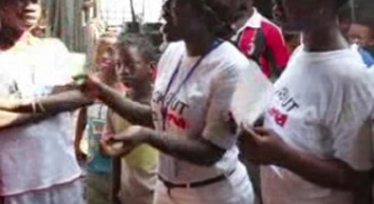 Volunteers share information on Ebola and how to help prevent its spread in Sierra Leone (UNifeed video capture)