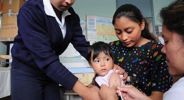 Vacunación contra el sarampión en un centro de salud que cuenta con el apoyo de UNICEF en Cobán, Guatemala. 