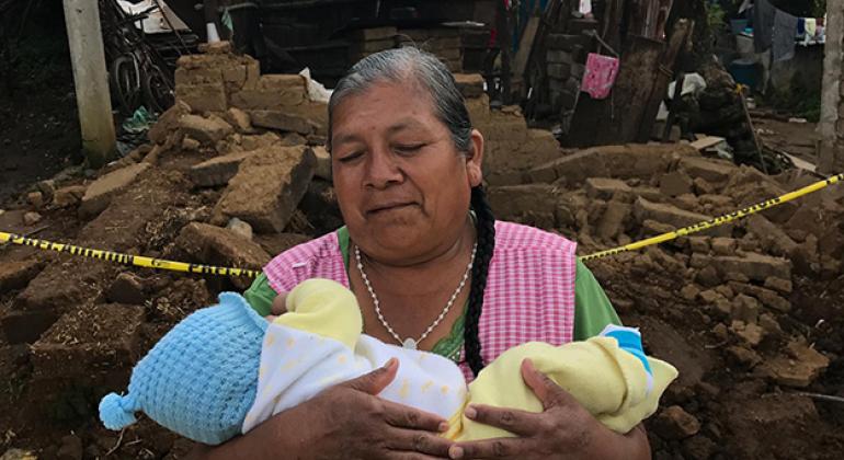 Sabina Pérez Pérez sujeta a su nieto, que todavía no tiene nombre, frente a su casa destruida por el terremoto en San Francisco Xochiteopan, en Puebla, México. 
