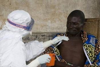 Un paciente diagnosticado con el virus del ëbola. Foto OMS / Chris Black.