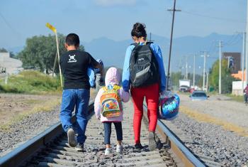 Migrante hondureña con sus hermanos en ruta hacia Estados Unidos.