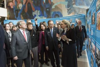 Inauguración de la exhibición HERStory. La embajadora Mejía explica al Secretario General entrante y al saliente el contenido de la muestra. Foto: ONU/Mark Garten.