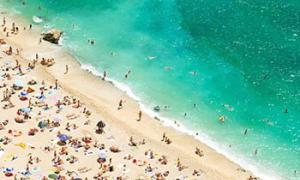 Des touristes profitant d’une chaude journée d’été à la plage sur la Côte d’Azur, Provence, France. photo : OMT