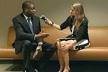 Denis Mukwege au micro de Cristina Silveiro à l'issue de la projection du film "L’homme qui répare les femmes – la colère d’Hippocrate" au Siège de l'ONU.
