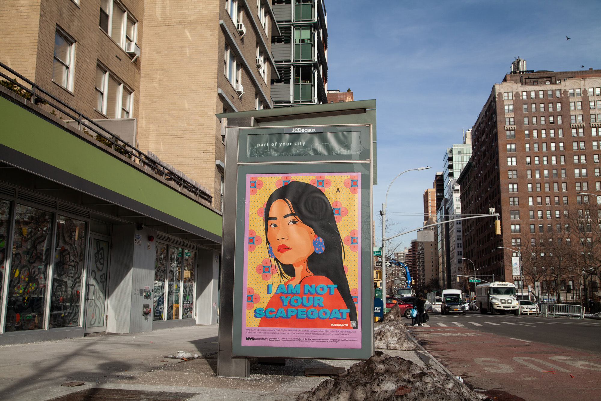 Фотография плаката «Я все еще верю в наш город», из художественной серии, посвященной силе, стойкости и надежде общин Нью-Йорка.