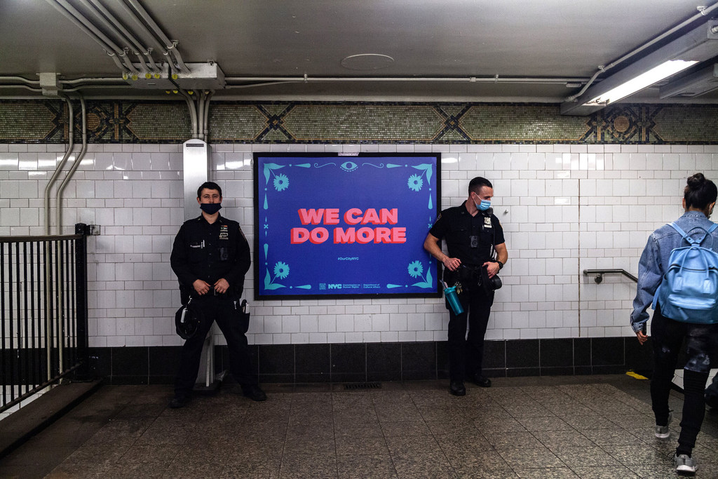 Фотография плаката из серии «Я все еще верю в наш город», посвященной силе, стойкости и надежде общин Нью-Йорка.