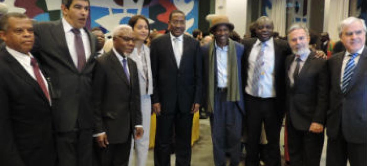 Embaixadores dos países de língua portuguesa junto à ONU com o músico José Manel (de chapéu). Foto: Rádio ONU
