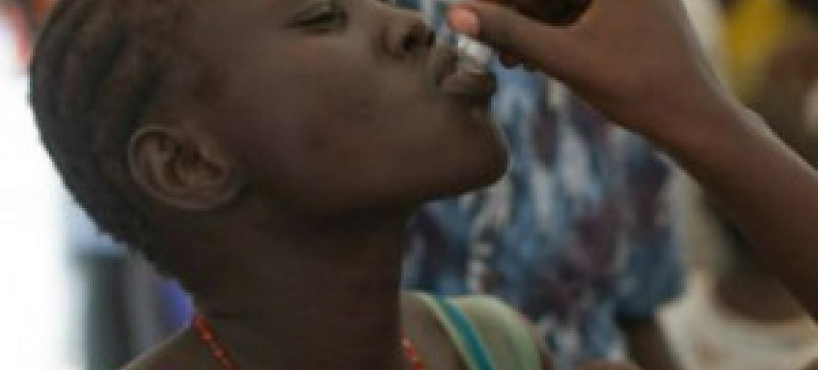 Mulher recebe vacina contra a cólera no Sudão do Sul. Foto: OMS/A. Ngethi