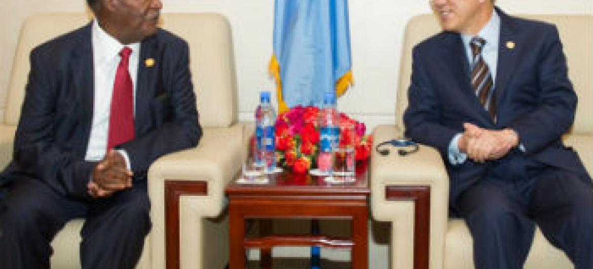 Ban Ki-moon e o Presidente Michael Sata num encontro em Addis Abeba em Maio de 2013. Foto: ONU/Eskinder Debebe