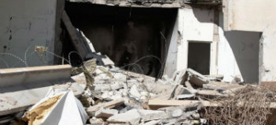 Casa destruída na cidade de Mizdah, na Líbia, após conflito tribal em março de 2013. Foto: Irin/Jorge Vitoria Rubio