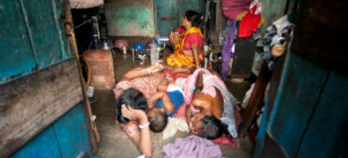 Família vive em favela urbana em Calcutá, na Índia. Foto: ONU/Kibae Park