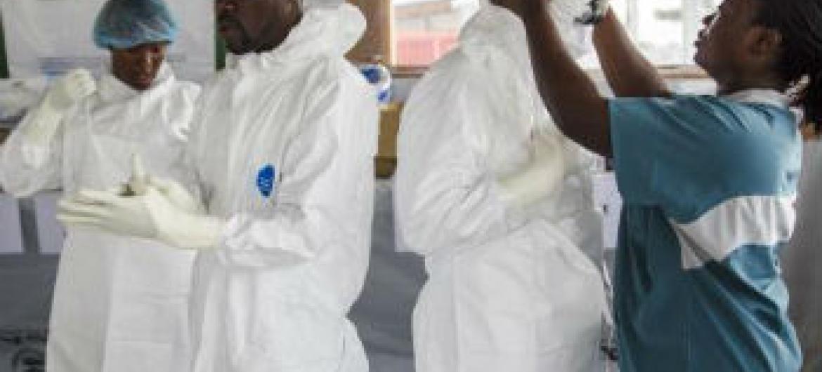 Trabalhadores do Centro de Tratamento do Ébola na Libéria. Foto: Unmeer