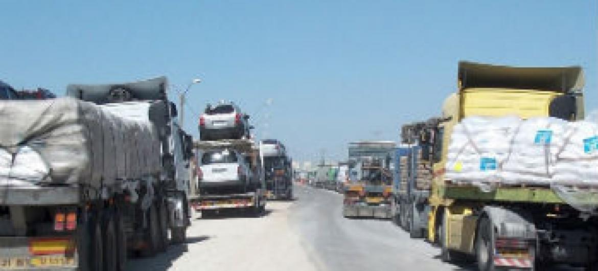 Caminhões carregados com ajuda humanitária estão parados na passagem de Kerem Shalom entre Israel e a Faixa de Gaza. Foto: IRIN/Erica Silverman