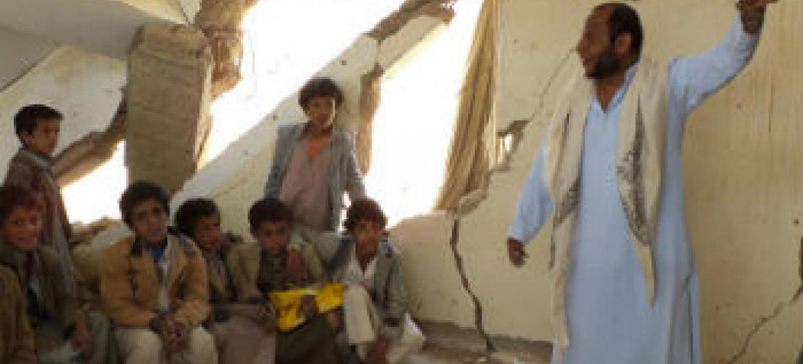 Crianças em aula no Iêmen, onde mais de 600 escolas foram danificadas pelos conflitos. Foto: Unicef