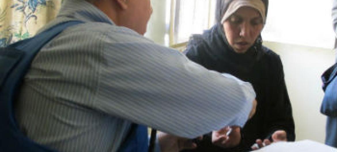 Mulher recebe tratamento de médico da Unrwa. Foto: Unrwa
