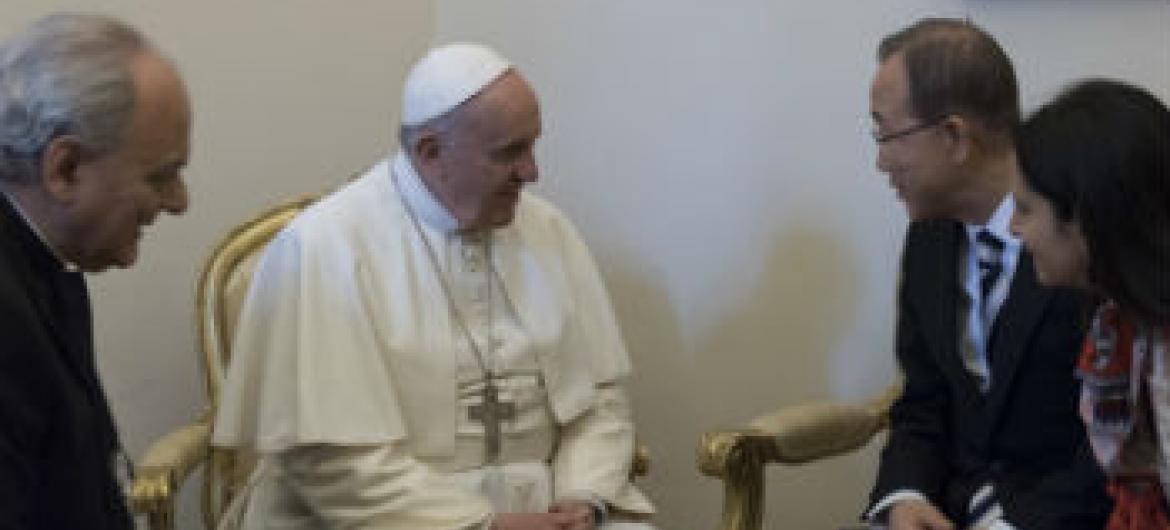Ban Ki-moon (à dir.) em encontro com o papa Francisco (de branco). Foto: ONU/Mark Garten