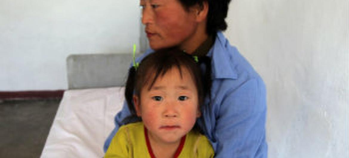 Mulher e criança no hospital pediátrico em Hamhung, na Coreia do Norte. Foto: Ocha/David Ohana (arquivo)