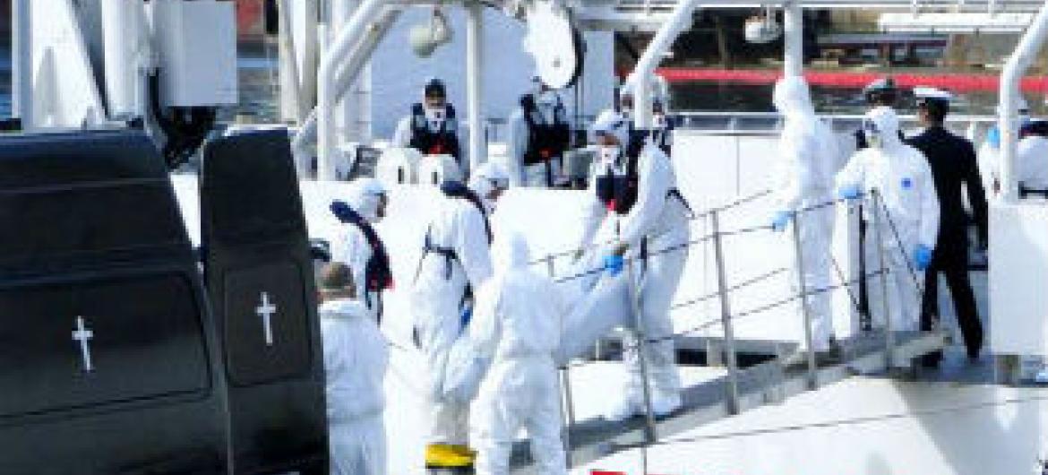 Trabalhadores de emergência de Malta retiram corpos do desastre no Mediterrâneo ocorrido no fim de semana. Foto: Acnur/F.Ellul