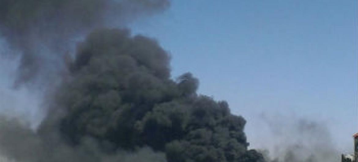 Fumaça se alastra pelo céu da capital do Iêmen após uma série de ataques (12 de maio). Foto: Irin/Almigdad Mojalli