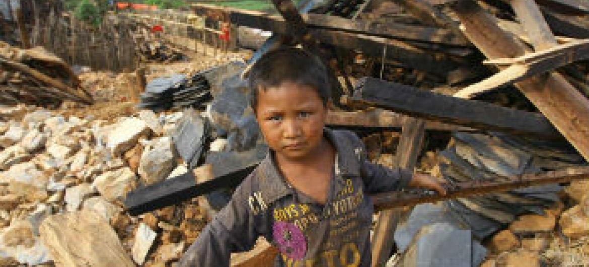 Criança nepalesa no meio de destroços. Foto: Unicef