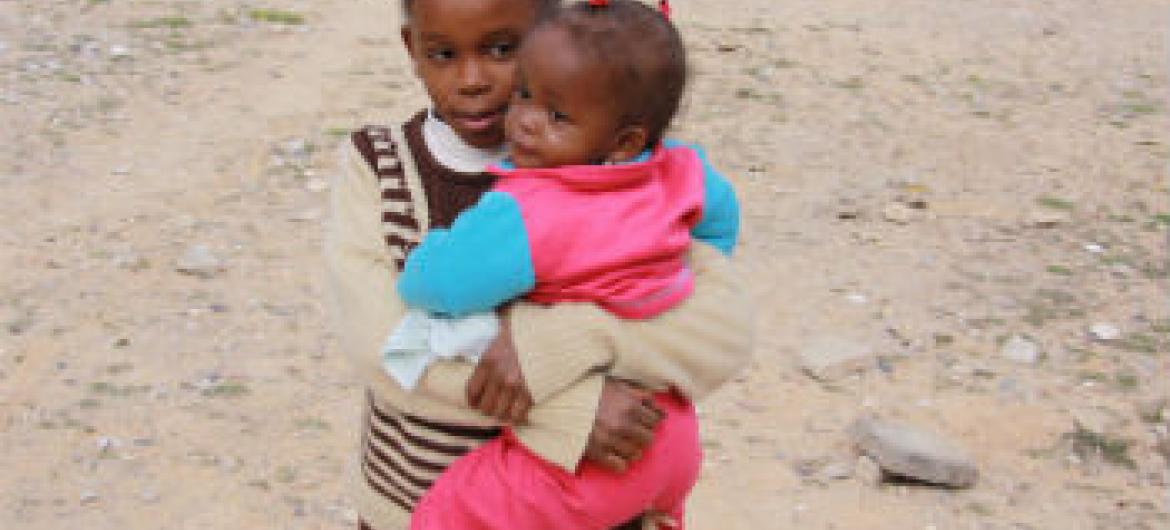 Crianças deslocadas pela violência em Trípoli. Foto: Acnur/L. Dobbs