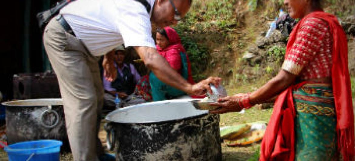 Nepaleses continuam precisando de assistência humanitária. Foto: Ocha/Orla Fagan