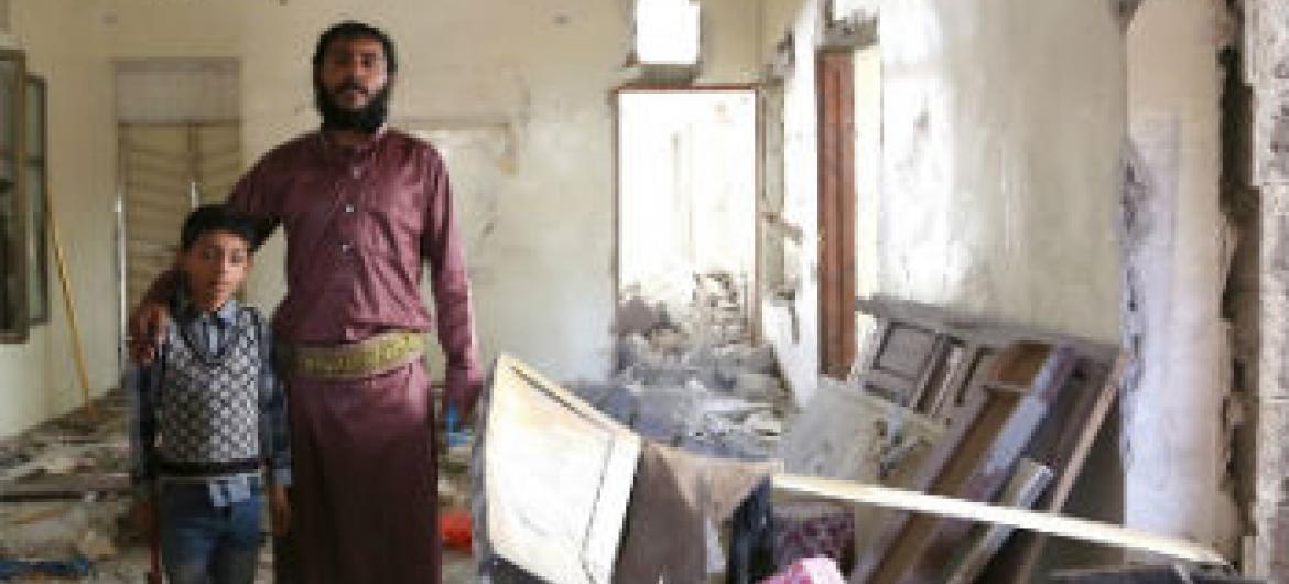 Família no Iêmen teve casa destruída. Foto: Ocha/Charlotte Cans