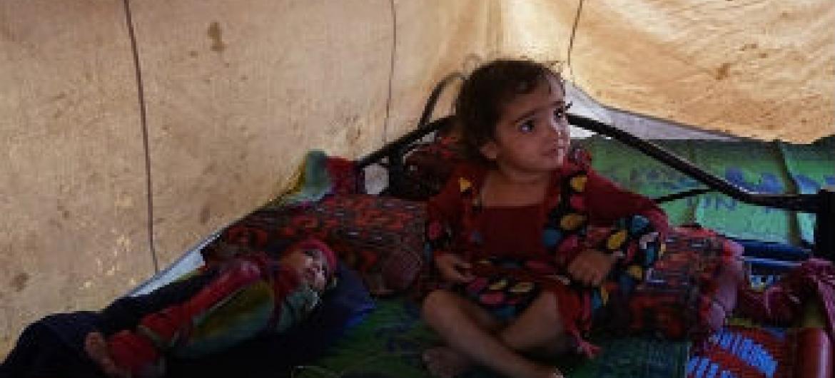 Crianças em acampamentos para deslocados no Paquistão. Foto: Irin