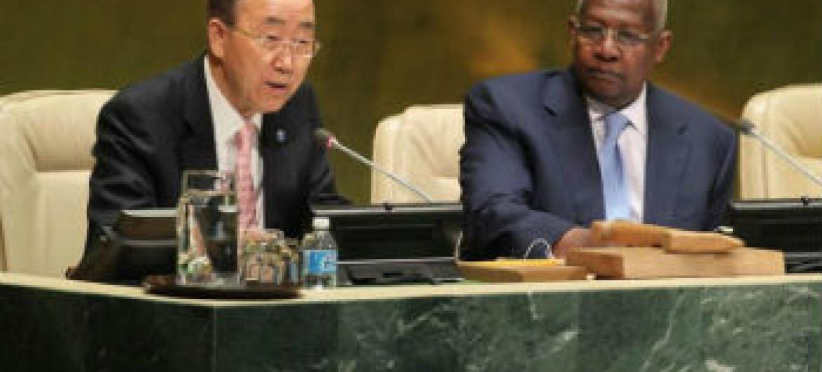 Secretário-geral da ONU, Ban Ki-moon, discursa na Assembleia Geral ao lado do presidente da AG, Sam Kutesa. Foto: ONU/Devra Berkowitz