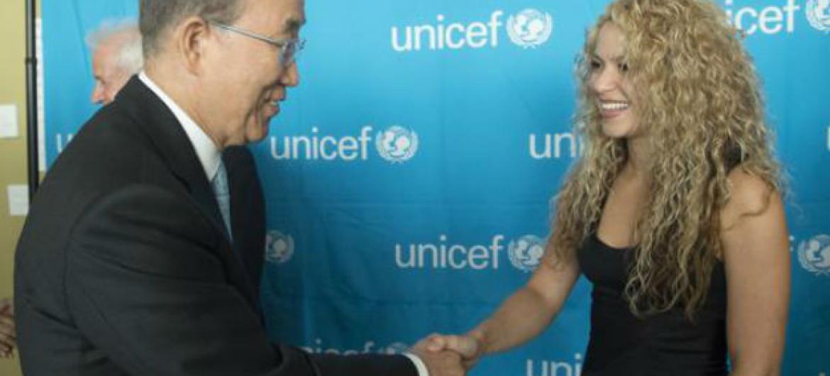 Secretário-geral da ONU, Ban Ki-moon, e a embaixadora da Boa Vontade do Unicef, Shakira, na sede da ONU, em Nova York.