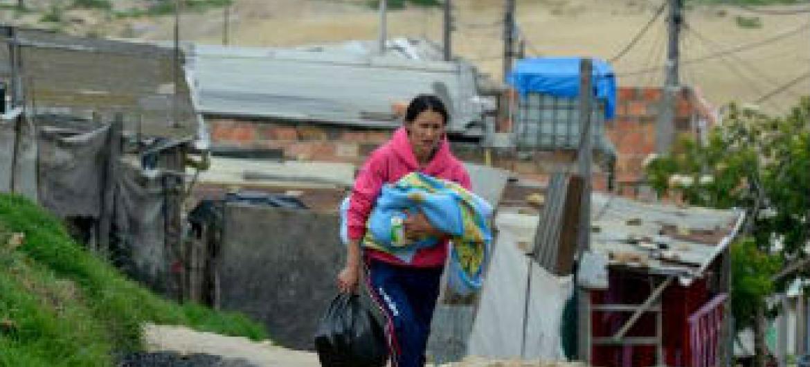 Mulher com criança na Colômbia. Foto: Acnur/S. Rich