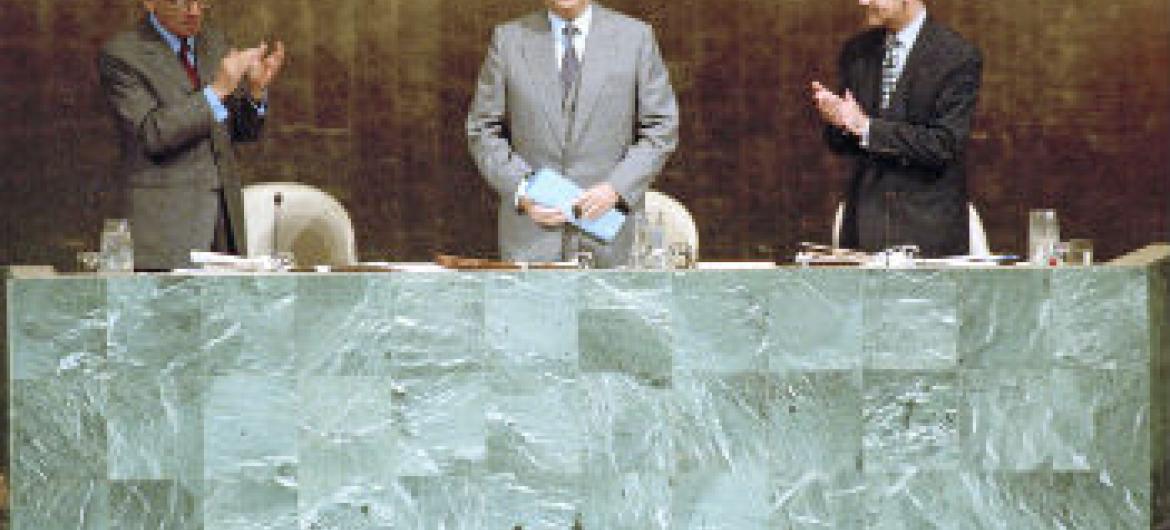 Diogo Freitas do Amaral (no centro) em sua primeira sessão como presidente da Assembleia Geral em 19/09/1995. Foto: ONU/Evan Schneider