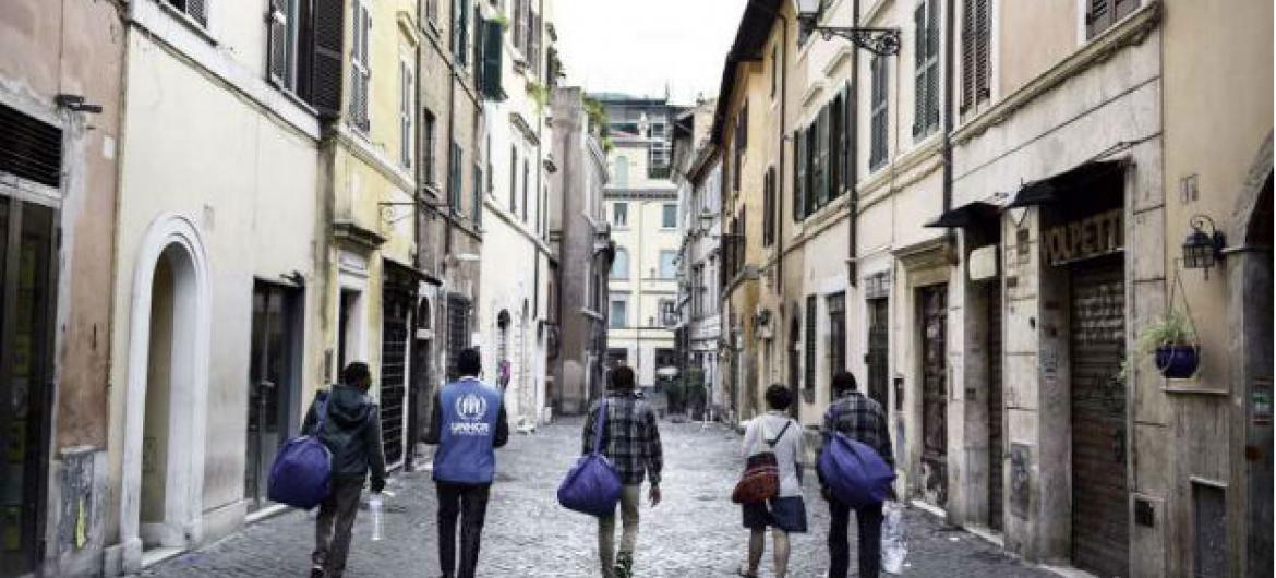 Primeiro grupo de refugiados parte de Itália para Suécia. Imagem: UNHCR/A. Penso