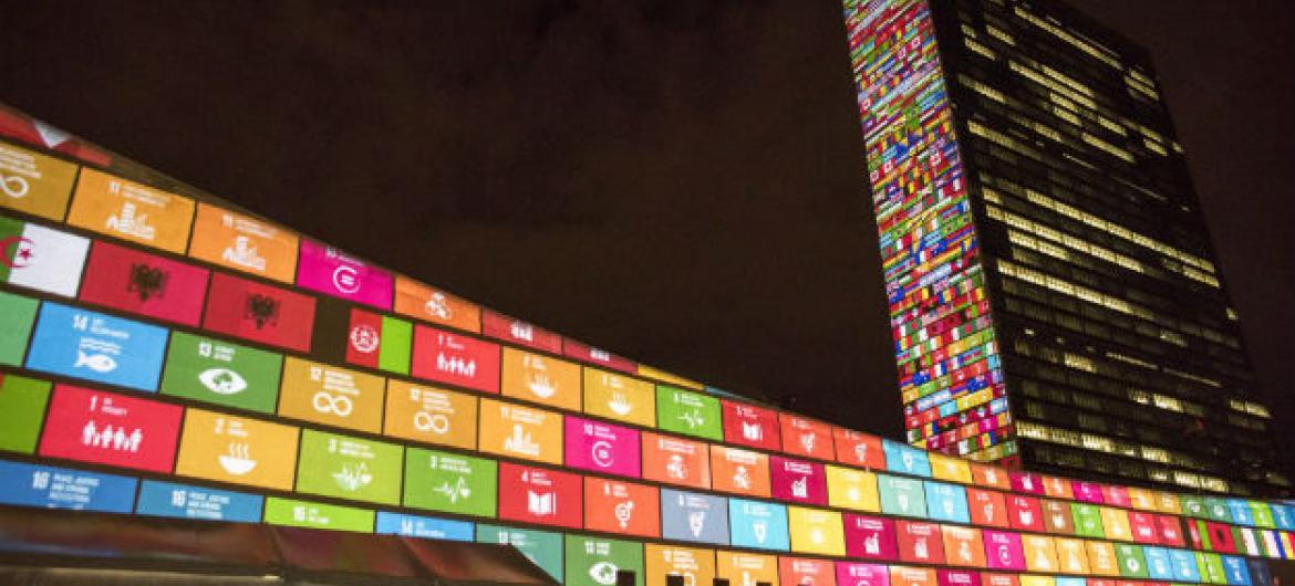 Sede da ONU, em Nova York, iluminada com projeções relacionadas aos Objetivos de Desenvolvimento Sustentável. Foto: ONU/Cia Pak.