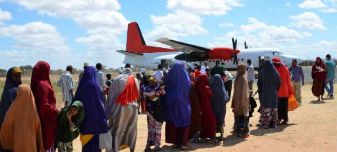 Refugiados somalis embarcam em avião. Foto: Acnur/A. Nasrullah