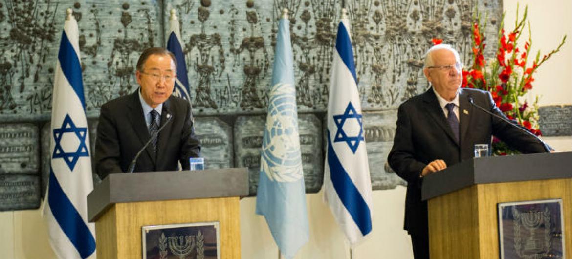 Ban Ki-moon em conferência de imprensa com o presidente de Israel, Reuben Rivlin. Foto: ONU/Rick Bajornas