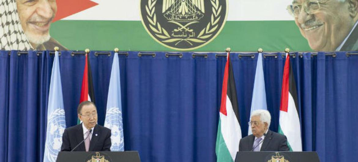 Ban Ki-moon em entrevista coletiva com o presidente palestino, Mahmoud Abbas. Foto: ONU/Rick Bajornas