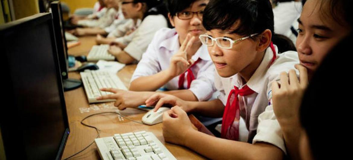 As crianças representam um terço dos usuários da internet. Foto: ONU Vietnã/ Aidan Dockery
