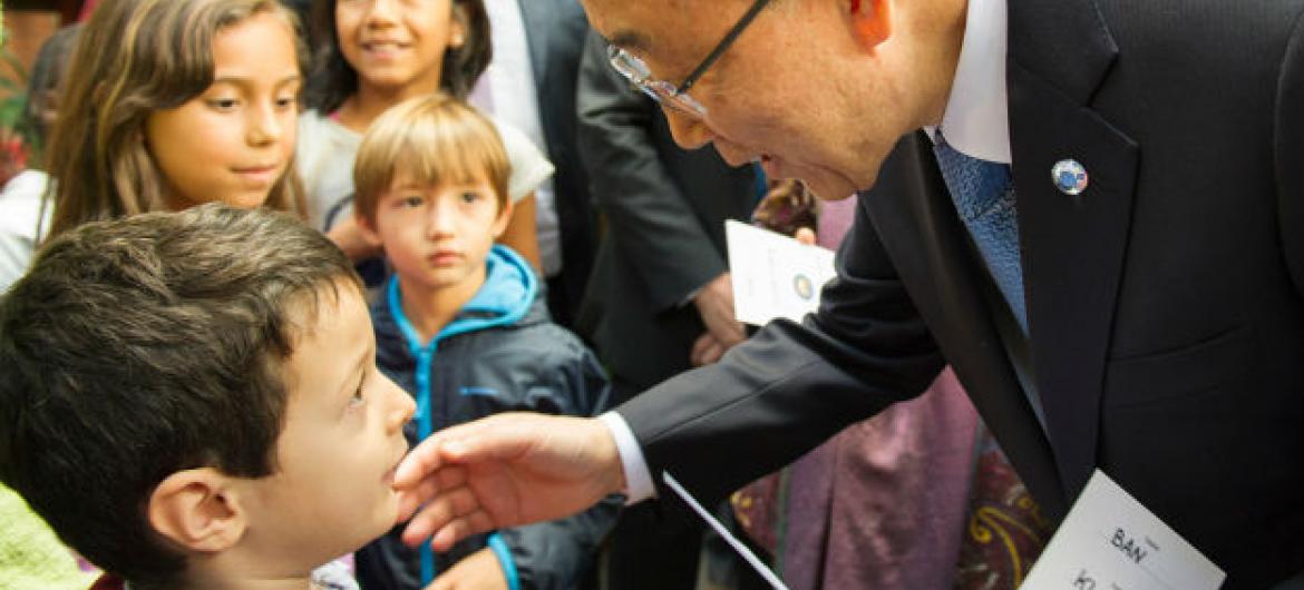 Ban Ki-moon cumprimenta menino em centro de refugiados em Roma, Itália. Foto: ONU/Rick Bajornas